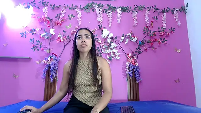 Snapshot of skinnysofia18 chatting on May 17, 1:51 pm skinnysofia18 online show from May 17, 1:51 pm
