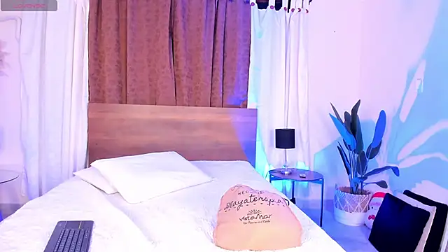 Snapshot of ViolettGomez_93 chatting on April 19, 5:07 am ViolettGomez 93 online show from April 19, 5:07 am