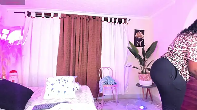 Snapshot of ViolettGomez_93 chatting on May 1, 1:32 am ViolettGomez 93 online show from May 1, 1:32 am