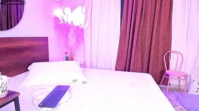 Snapshot of ViolettGomez_93 chatting on May 21, 9:00 pm ViolettGomez 93 online show from May 21, 9:00 pm