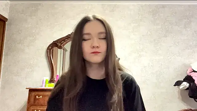 Pikmigirl18 online show from September 24, 1:14 pm