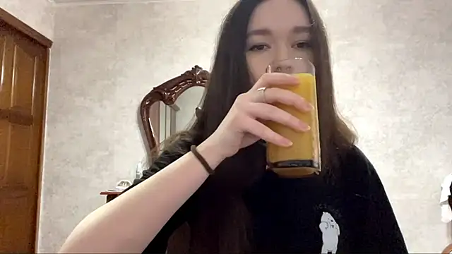 Pikmigirl18 online show from September 25, 12:31 pm