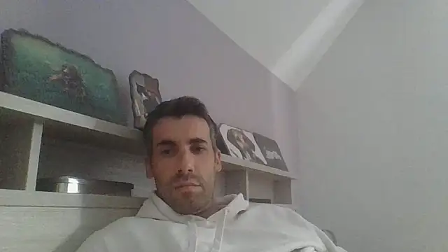 JulioIsHere4you online show from May 15, 8:54 am