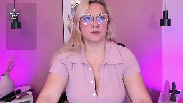 Snapshot of hollie_joliie chatting on October 3, 11:29 am hollie joliie online show from October 3, 11:29 am