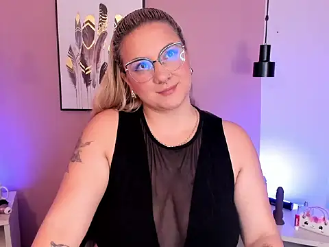 Snapshot of hollie_joliie chatting on October 7, 12:02 pm hollie joliie online show from October 7, 12:02 pm