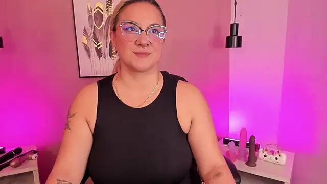 Snapshot of hollie_joliie chatting on October 30, 12:17 pm hollie joliie online show from October 30, 12:17 pm