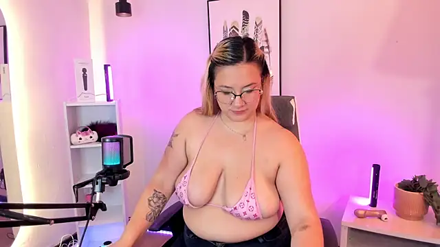 Snapshot of hollie_joliie chatting on March 3, 12:33 pm hollie joliie online show from March 3, 12:33 pm