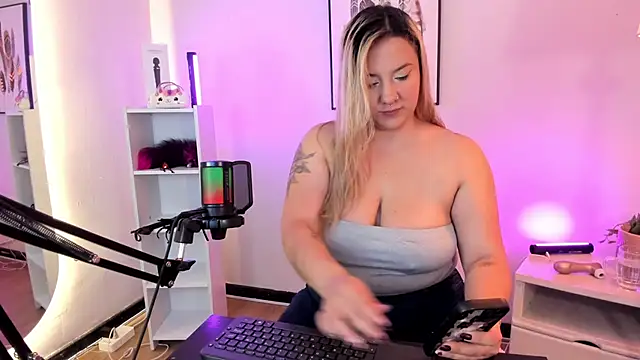 Snapshot of hollie_joliie chatting on March 16, 11:58 am hollie joliie online show from March 16, 11:58 am