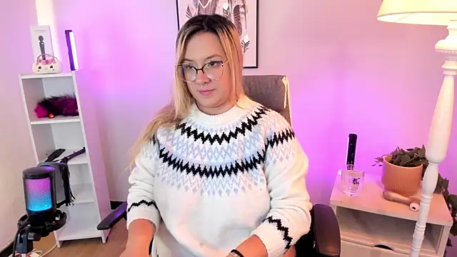 Snapshot of hollie_joliie chatting on March 26, 12:11 pm hollie joliie online show from March 26, 12:11 pm