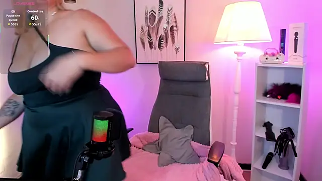 Snapshot of hollie_joliie chatting on March 28, 12:05 pm hollie joliie online show from March 28, 12:05 pm