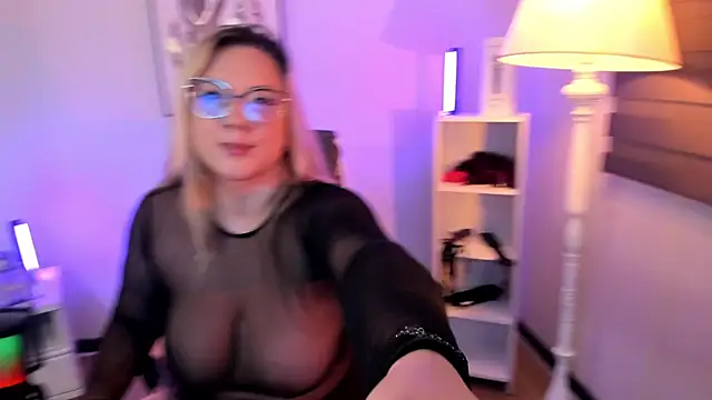 Snapshot of hollie_joliie chatting on April 1, 12:17 pm hollie joliie online show from April 1, 12:17 pm