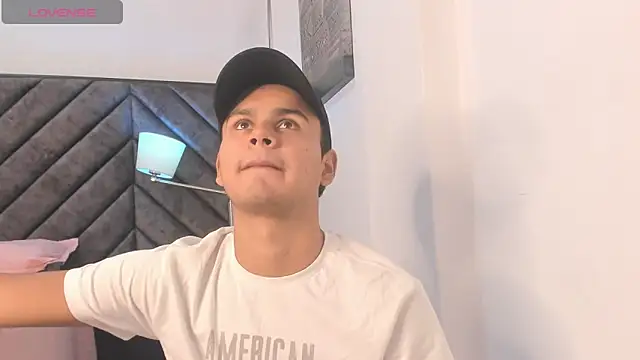 Snapshot of Tthiago_cruz chatting on October 2, 11:12 pm Tthiago cruz online show from October 2, 11:12 pm