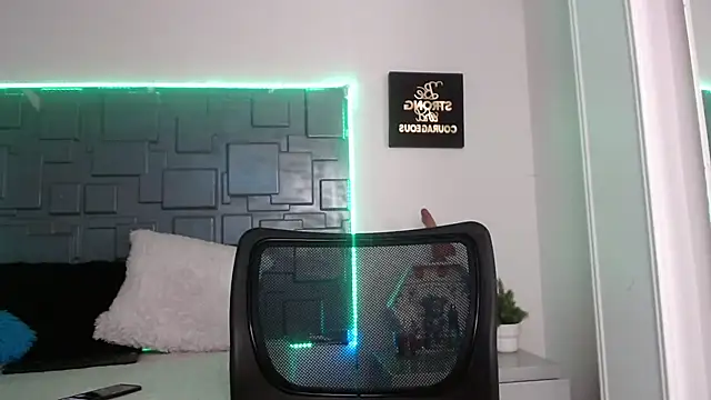 Snapshot of Trinity_Knox chatting on September 27, 5:18 pm Trinity Knox online show from September 27, 5:18 pm