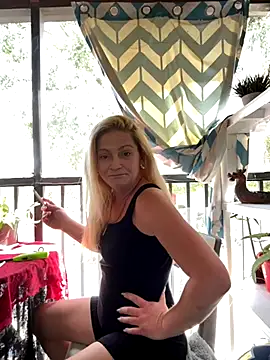 Goldenndoll online show from October 5, 5:00 pm