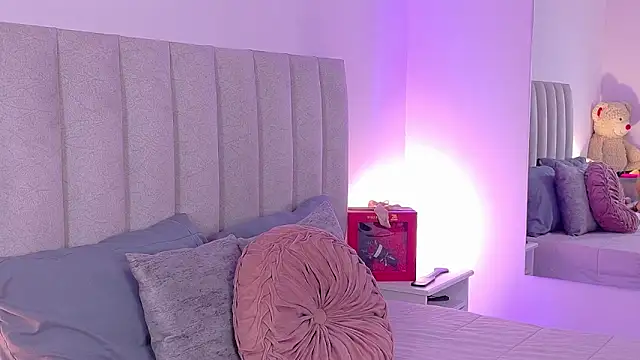 NicoleArmani online show from November 17, 7:19 pm