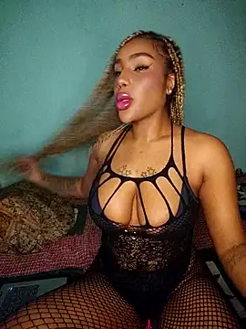 Snapshot of Queen_Amara chatting on October 23, 2:55 am Queen Amara online show from October 23, 2:55 am