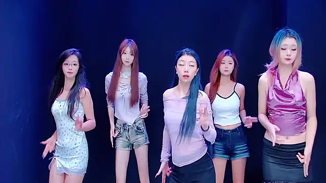 Snapshot of queen-001 chatting on September 24, 10:35 pm queen-001 online show from September 24, 10:35 pm