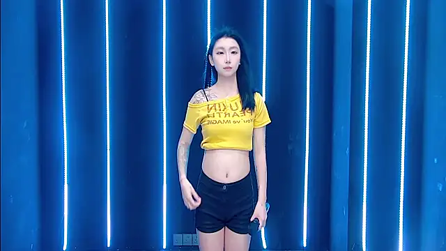 Snapshot of queen-001 chatting on October 27, 11:25 am queen-001 online show from October 27, 11:25 am