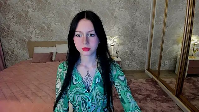 Snapshot of VioletHarme chatting on April 12, 3:44 am VioletHarme online show from April 12, 3:44 am