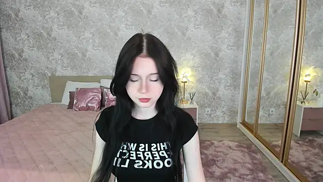 Snapshot of VioletHarme chatting on April 29, 11:36 am VioletHarme online show from April 29, 11:36 am
