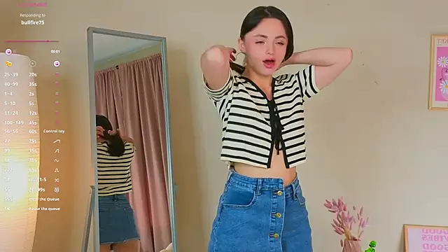 Snapshot of OliviaKis_ chatting on October 12, 8:02 am OliviaKis online show from October 12, 8:02 am