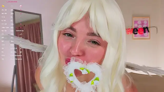 Snapshot of OliviaKis_ chatting on October 26, 7:25 am OliviaKis online show from October 26, 7:25 am