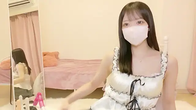 roachan  online show from February 7, 3:16 pm