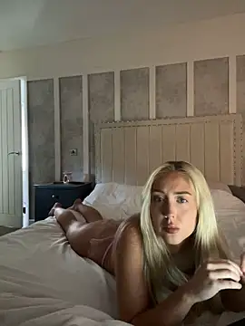 emilyhugesxo online show from September 16, 3:35 pm