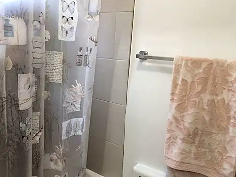 littyleesh1 online show from October 21, 2:40 pm