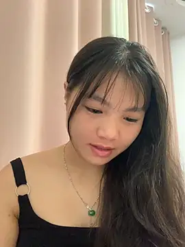 Snapshot of Emlyly-18 chatting on September 19, 12:23 am Emlyly-18 online show from September 19, 12:23 am