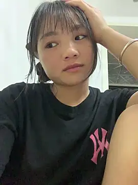 Snapshot of Emlyly-18 chatting on September 19, 2:40 pm Emlyly-18 online show from September 19, 2:40 pm