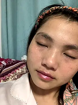 Snapshot of Emlyly-18 chatting on September 29, 4:12 pm Emlyly-18 online show from September 29, 4:12 pm