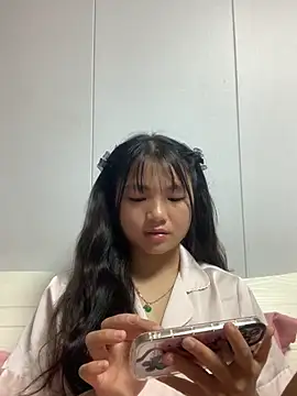 Snapshot of Emlyly-18 chatting on September 30, 5:23 am Emlyly-18 online show from September 30, 5:23 am