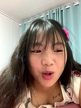 Snapshot of Emlyly-18 chatting on October 4, 2:42 am Emlyly-18 online show from October 4, 2:42 am