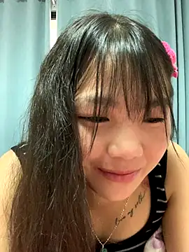 Snapshot of Emlyly-18 chatting on October 5, 1:37 am Emlyly-18 online show from October 5, 1:37 am