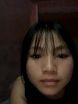 Snapshot of Emlyly-18 chatting on October 6, 10:51 pm Emlyly-18 online show from October 6, 10:51 pm