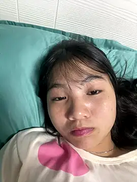 Snapshot of Emlyly-18 chatting on October 7, 12:24 pm Emlyly-18 online show from October 7, 12:24 pm