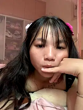 Snapshot of Emlyly-18 chatting on October 8, 12:52 am Emlyly-18 online show from October 8, 12:52 am