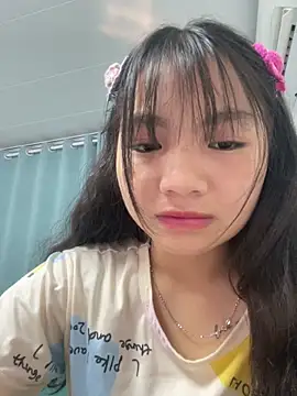 Snapshot of Emlyly-18 chatting on October 9, 12:52 am Emlyly-18 online show from October 9, 12:52 am