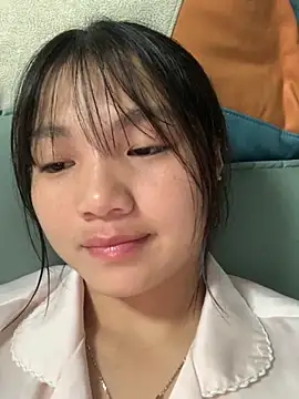 Snapshot of Emlyly-18 chatting on October 9, 4:05 pm Emlyly-18 online show from October 9, 4:05 pm