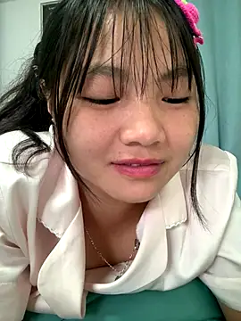 Snapshot of Emlyly-18 chatting on October 10, 4:11 am Emlyly-18 online show from October 10, 4:11 am