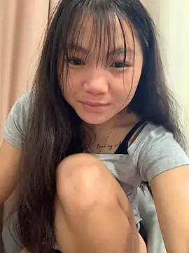 Snapshot of Emlyly-18 chatting on October 13, 1:27 am Emlyly-18 online show from October 13, 1:27 am