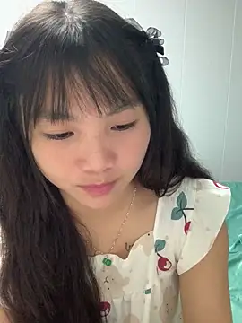 Snapshot of Emlyly-18 chatting on October 15, 1:33 pm Emlyly-18 online show from October 15, 1:33 pm