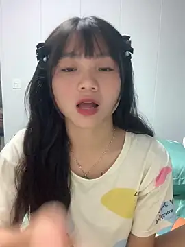 Snapshot of Emlyly-18 chatting on October 16, 2:51 pm Emlyly-18 online show from October 16, 2:51 pm