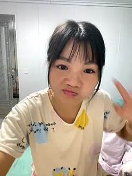 Snapshot of Emlyly-18 chatting on October 18, 4:04 am Emlyly-18 online show from October 18, 4:04 am