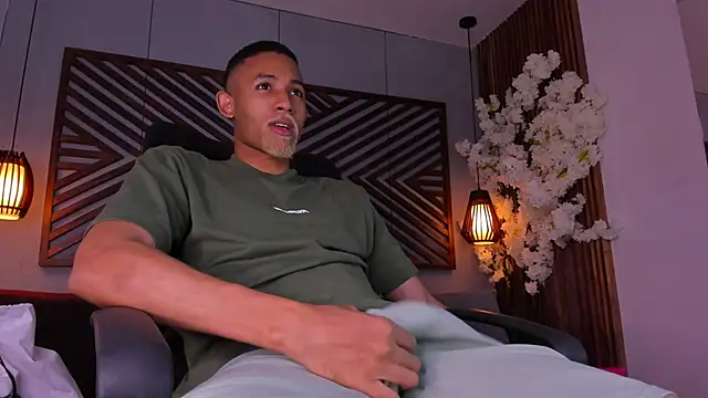 B Wild online show from November 7, 4:12 am