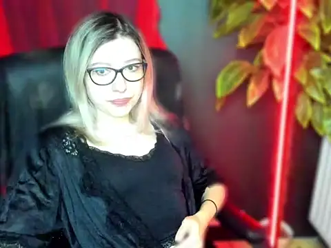 Snapshot of loveHeidi chatting on March 3, 5:35 am loveHeidi online show from March 3, 5:35 am