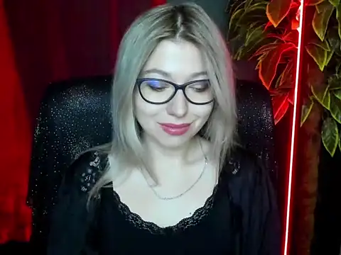 Snapshot of loveHeidi chatting on March 9, 5:33 am loveHeidi online show from March 9, 5:33 am