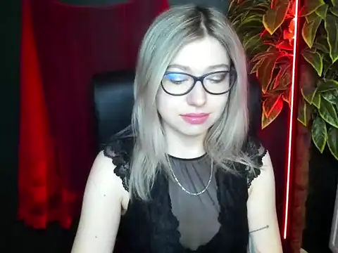 Snapshot of loveHeidi chatting on March 12, 5:24 am loveHeidi online show from March 12, 5:24 am