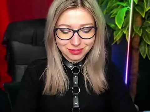 Snapshot of loveHeidi chatting on March 17, 6:39 am loveHeidi online show from March 17, 6:39 am